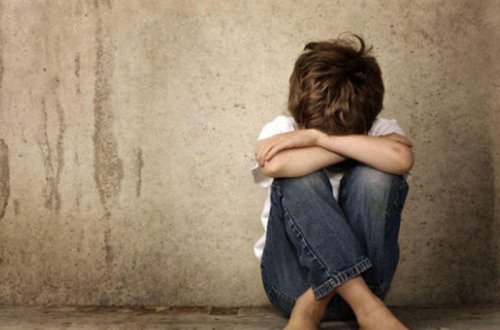 Bakıda RƏZALƏT: Qohumları azyaşlını döyərək... - VİDEO