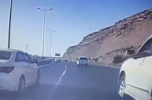 Bakıda sürücünün qarşısını zorla kəsmək istəyənlər saxlanıldı – VİDEO