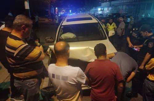 Bakıda “Land Cruiser”in sürücüsü beş maşını vuraraq hadisə yerindən qaçıb – FOTOLAR