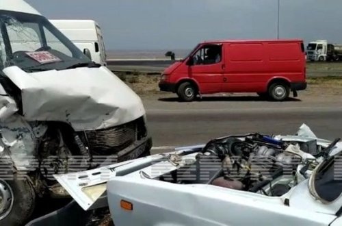 Mikroavtobusla minik avtomobili toqquşub: Ölən və xəsarət alanlar var - FOTO