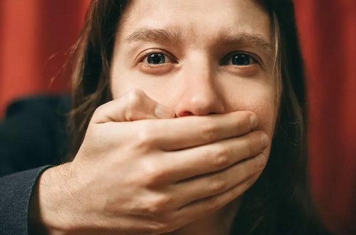 Azyaşlı qızı ilə sevgilisini yataqda tutan qadından inanılmaz addım