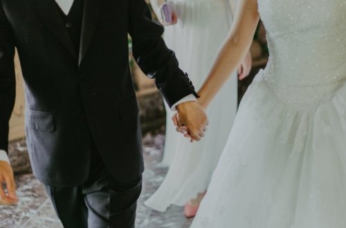 Toyda qudalar arasında əlbəyaxa dava: gəlin əsəbdən maşını yumruqladı - VİDEO