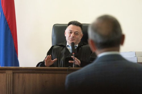 Ermənistanda növbəti qalmaqal: Hakimlərin kabinetlərində “juçok”lar aşkarlandı