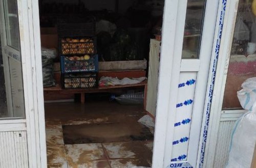 Badamdarda su xətti partlayıb, həyətləri və marketi su basıb - FOTO