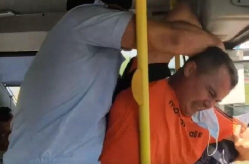 Avtobusda maska taxmaq istəmədi, polis zor tətbiq etdi - VİDEO