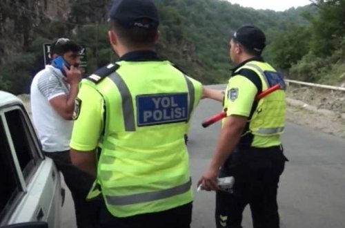 Yol polisi vəzifəli şəxsi sərxoş halda avtomobil idarə edərkən saxladı (VİDEO)