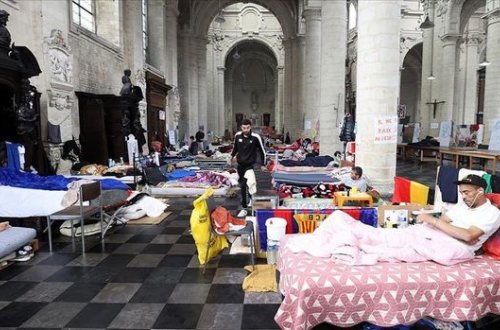 Belçikada sənədsiz yaşayanlar 40 gündür aclıq edir: Bəziləri dodaqlarını tikdilər - FOTO