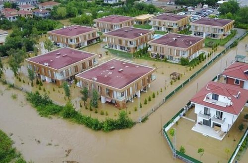 Türkiyədə sel böyük şəhərlərdə nəqliyyatı ifliç etdi - VİDEO