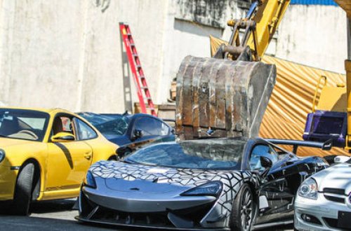 Lüks avtomobillər buldozerlə məhv edildi - VİDEO