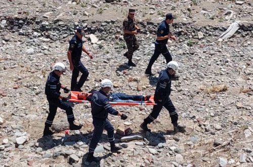 Gəncədə 15 yaşlı oğlan özünü körpüdən atdı - FOTO