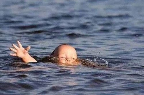 Dənizdə batan uşağı çıxarmaq istəyən atası və dörd nəfər ölüb