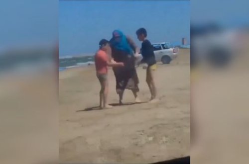 Dağıstanlı nənə nəvələrinə çimərlikdə güləş fəndlərini öyrədir - VİDEO