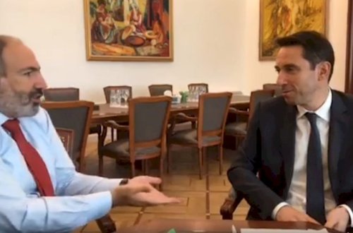 Ermənistanda küçə qanunları hökm sürür: Paşinyan İrəvan merini şapalaqlayıb