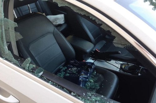 Bakıda jurnalistin maşınının şüşəsini sındırıb qarət etdilər - FOTO