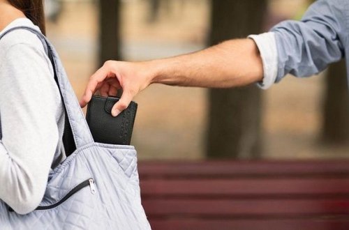 В Баку ограбили женщину