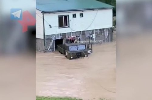 Daşqın nəticəsində ölümlə üz-üzə qalan ailəni yük maşını ilə xilas etdilər - VİDEO