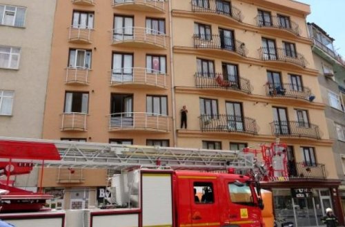 Tibb bacısı insanların gözü önünda boynunu doğradı - VİDEO