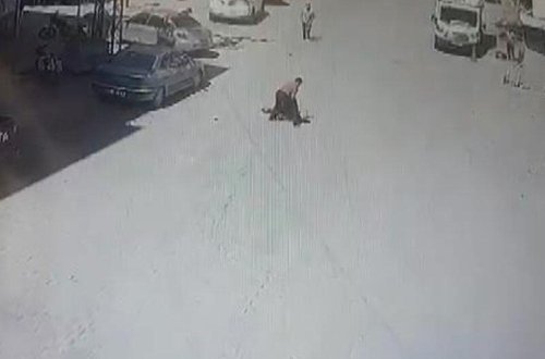 Küçənin ortasında əmisi oğlunu vəhşicəsinə qətlə yetirdi - VİDEO