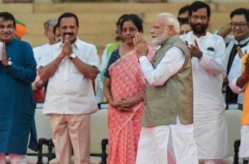 Hindistanda pandemiya səbəbindən 12 nazir istefa verdi