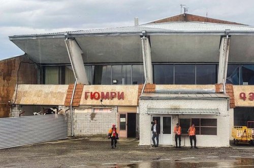 Rusiyalı bloqer erməni aeroportundakı iyrənc mənzərədən danışdı - FOTO