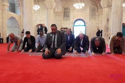 Bəzi müsəlman ölkələrinin Azərbaycandakı diplomatları Yuxarı Gövhər Ağa məscidində namaz qılıb