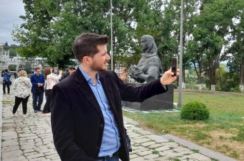 Xarici diplomatlar Şuşada Üzeyir Hacıbəyli, Natəvan və Bülbülün “güllələnmiş heykəlləri”nə baxıblar