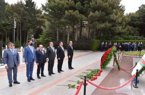 XİN-in rəhbər heyəti Fəxri xiyaban və Şəhidlər xiyabanını ziyarət edib - FOTO
