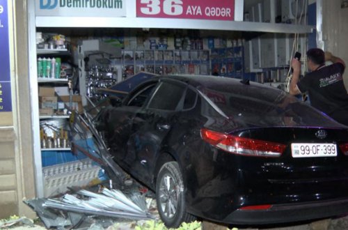Bakıda avtomobil mağazaya girib - FOTO