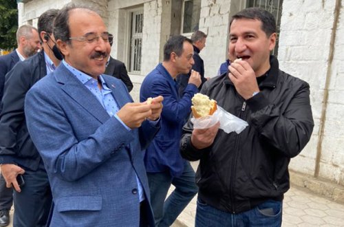 Türkiyəli səfir Şuşada Hikmət Hacıyevlə çörək kəsdi - Foto