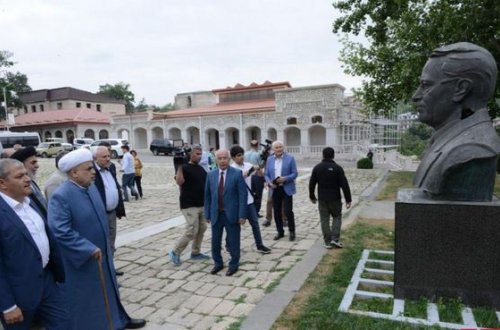 Dini konfessiya rəhbərləri Şuşada Üzeyir Hacıbəyli, Bülbül və Natəvanın “güllələnmiş heykəllər”inə baxıb