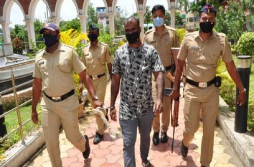 Hindistanda anasını öldürüb, qızardıb yeyən şəxsə hökm oxunub