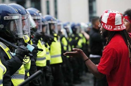 В Лондоне 19 полицейских пострадали в столкновениях с болельщиками - ВИДЕО
