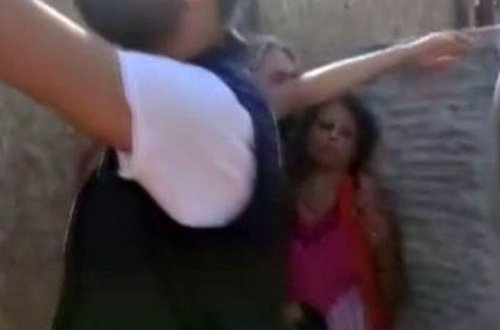 Bayrağı cıran iranlı qadın parça-parça olunmaqdan güclə qurtardı - Deportasiya olunacaq - VİDEO