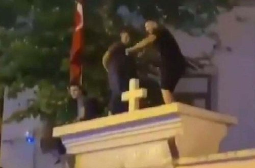 Erməni kilsəsinə çıxıb rəqs etdilər - VİDEO