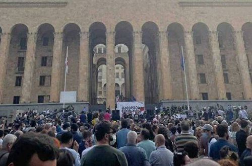 Массовая драка в парламенте Грузии: дерутся представители власти, оппозиции и СМИ - ВИДЕО