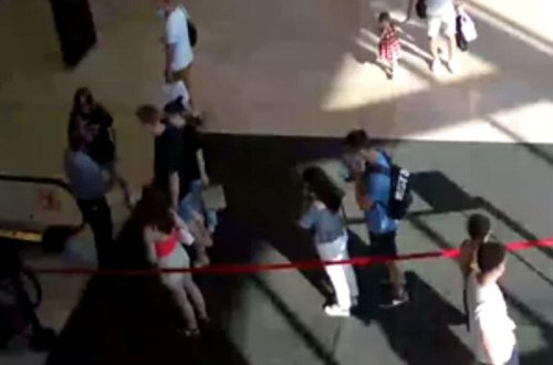 Maska taxmaq istəmədi - Mühaifzəçi tərəfindən sərt şəkildə döyüldü - VİDEO