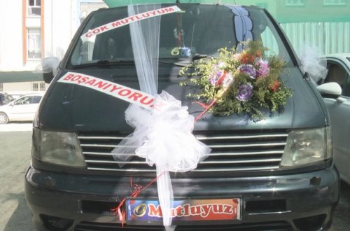 Boşanmağa bəzədilmiş avtomobillə getdi - FOTO