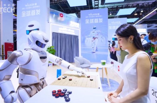 Çində insanabənzər robot təqdim olunub - VİDEO