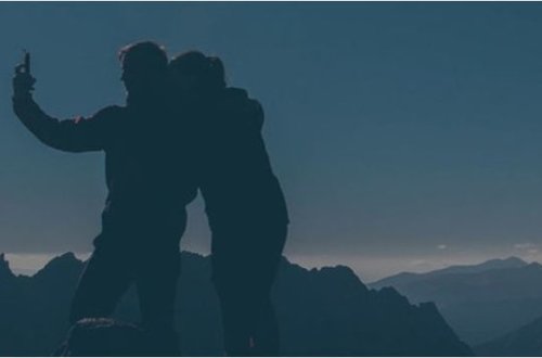 “Selfi” çəkən zaman ildırım çaxdı: 11 nəfər həlak oldu