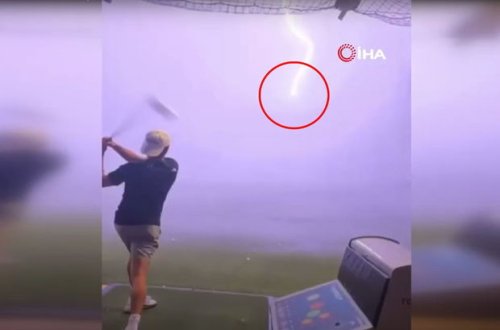 Milyonda bir rast gəlinən hadisə: Havadakı topu ildırım vurdu - VİDEO