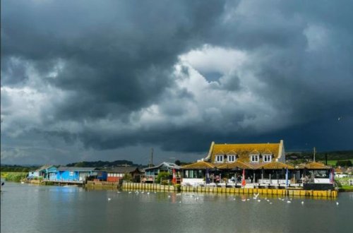 Britaniyada bir aylıq yağış bir gündə yağdı: Avtomobillər və evlər su altında qaldı - FOTO/VİDEO