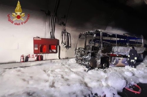 Sürücü alov içində olan avtobusun 25 azyaşlı sərnişinini xilas edib - FOTO