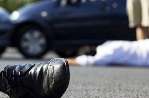 В Баку автомобиль сбил трех пешеходов