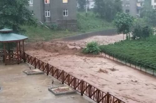 Türkiyədə təbii fəlakət həyatı iflic etdi: Ölənlər var - VİDEO