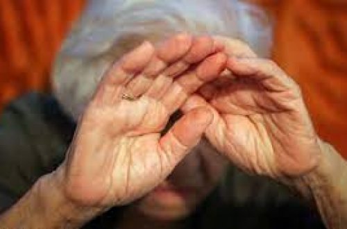 67 yaşlı qadın tanımadığı qadınlar tərəfindən döyüldü(ÖZƏL)