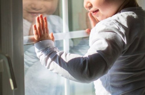 В Баку двухлетний ребенок упал с третьего этажа