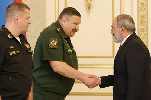 Paşinyan rusiyalı generalla sərhəddəki vəziyyəti müzakirə etdi