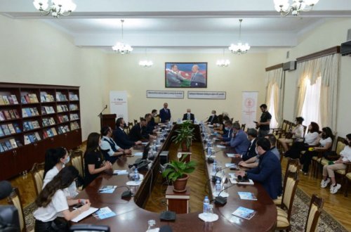 Türkiyədən gətirilmiş 10 min nüsxə kitab Milli Kitabxanaya təqdim edilib