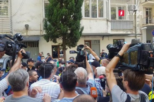 Qaribaşvilinin evinin qarşısında aksiya keçirildi