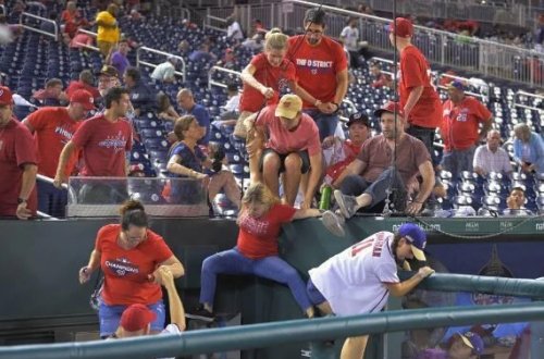 ABŞ-da odlu silahdan atəş beysbol matçını yarıda kəsib – FOTO